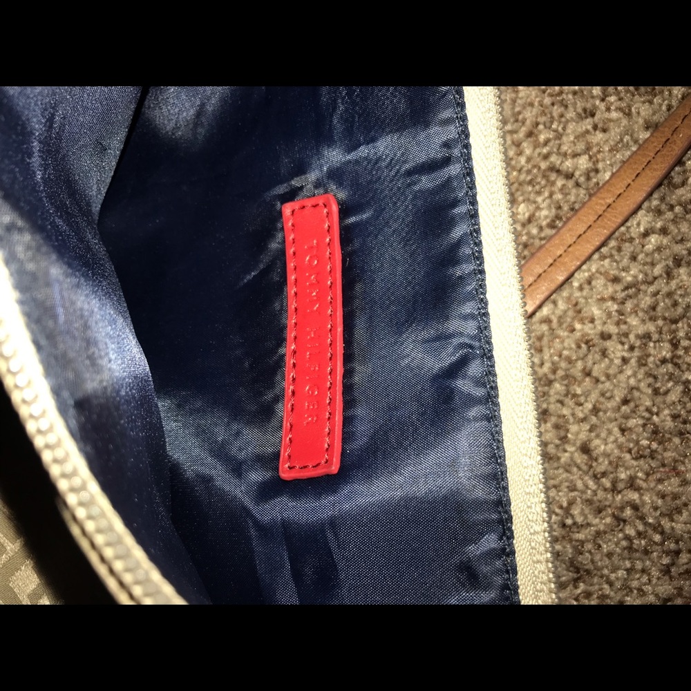 ❗️VINTAGE❗️Authentic Tommy Hilfiger Baguette Purse w Lock - Picture 4 of 6